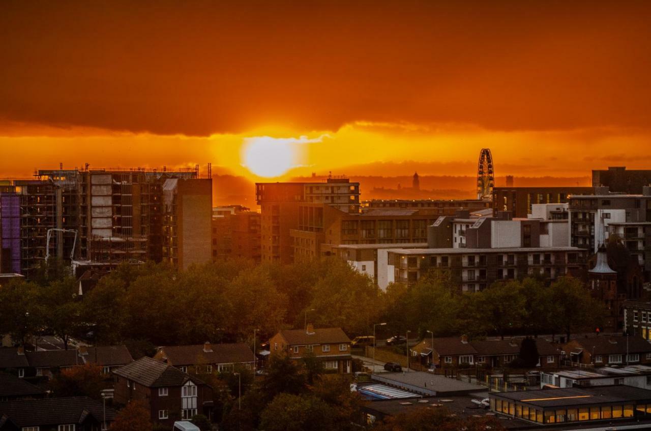 Serviced Apartment In Liverpool City Centre - Free Parking - Balcony - By Happy Days Esterno foto